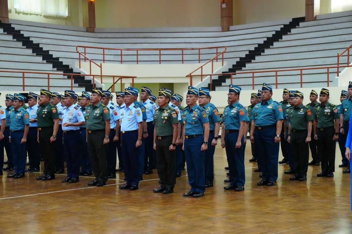 Sebanyak 76 perwira tinggi (Pati) TNI menerima kenaikan pangkat (kenkat) dalam upacara Laporan Korps yang digelar di GOR Ahmad Yani, Mabes TNI, Cilangkap, Jakarta Timur, Selasa (27/5/2025).