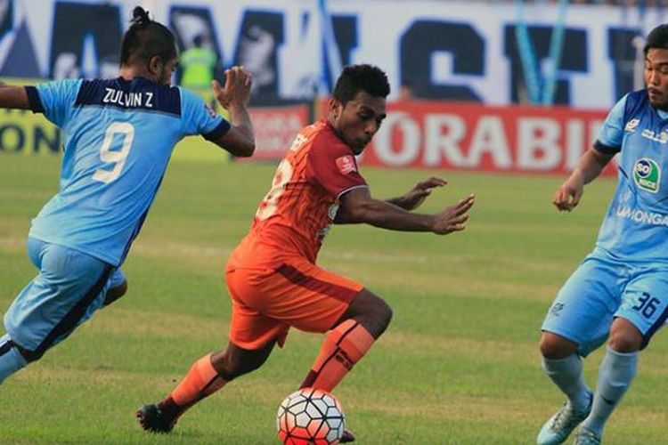 Zulvin Zamrun (kiri) saat memperkuat Persela Lamongan menghadapi Pusamania Borneo FC (PBFC).