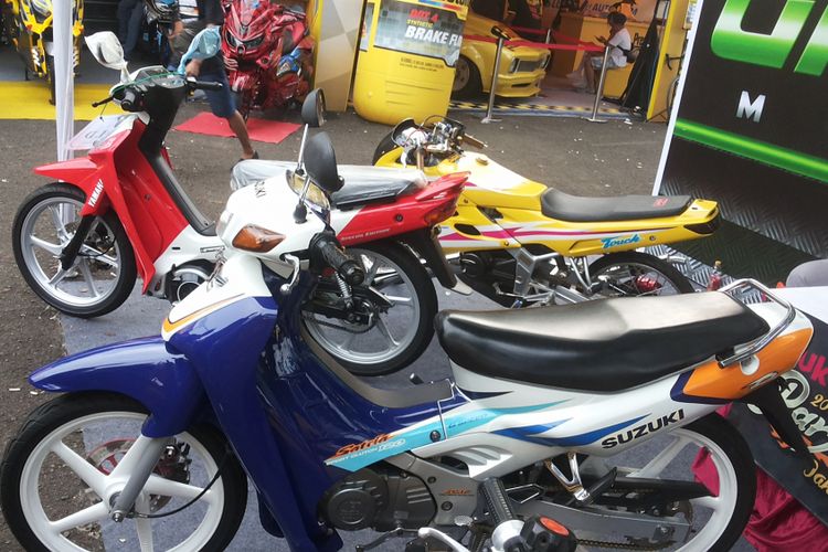 Deretan sepeda motor bebek 2-Tak siap jual yang dipajang di stan Greenseta saat penyelenggaraan Pasar Jongkok Otomotif 2018 di Museum Purna Bhakti Pertiwi, Taman Mini Indonesia Indah, Jakarta Timur, Sabtu (7/4/2018).