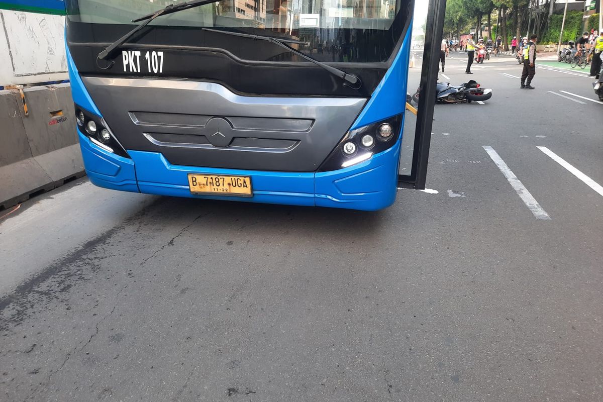 Pengendara sepeda motor meninggal dunia diduga hilang kendali berakibat jatuh dan terlindas bus transjakarta yang sedang melintas di Jalan MH Thamrin, Jakarta Pusat, Minggu (13/3/2022).