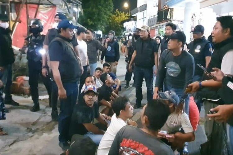 Polisi saat melakukan penggrebekan di Jalan Kunti, Surabaya, Jawa Timur, Jumat (20/9/2024).


