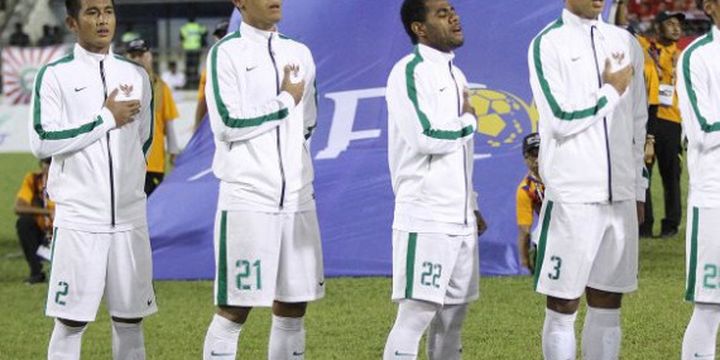 Gelandang timnas U-22 Indonesia, Hanif Sjahbandi (dua dari kiri) bersama pemain skuat Garuda Muda lainnya menyanyikan lagu Indonesia Raya sebelum laga kontra Vietnam pada partai keempat Grup B SEA Games 2017 di Stadion MP Selayang, Selangor, 22 Agustus 2017