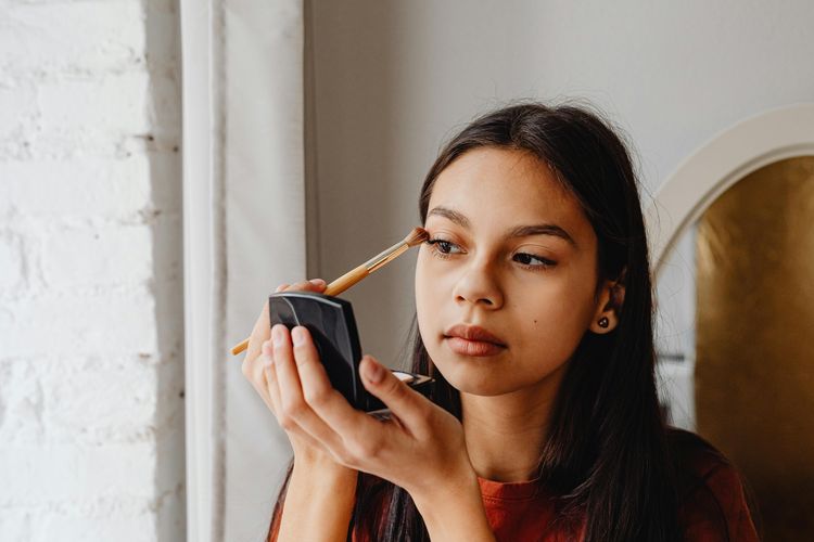 Meskipun Buru-buru, 3 Tahap Makeup Ini Enggak Boleh Dilewatin