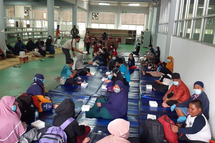Para pengungsi korban bencana alam gempa bumi Kabupaten Majene dan Kota Mamuju, Sulawesi Barat (Sulbar) asal Jawa Tengah tiba di Solo Technopark, Solo, Jawa Tengah, Kamis (21/1/2021).