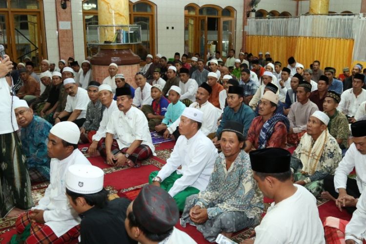 Bupati Banyuwangi Azwar Anas menjelaskan program beasiswa Pemerintah Kabupaten Banyuwangi di sebuah masjid di Dea Wongsorejo. Beasiswa itu terdiri dari beasiswa berprestasi, untuk siswa difabel dan atlet berprestasi.