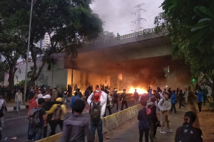 Sebagian kelompok mahasiswa yang berunjuk rasa memilih tetap bertahan di bawah jembatan Senayan-Bendungan Hilir, Jakarta Pusat, Selasa (24/9/2019). 