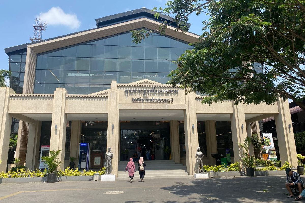 Tampak depan Teras Malioboro 1 di kawasan Malioboro, Yogyakarta, Jumat (12/10/2023).