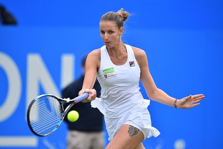 Petenis Republik Ceko, Karolina Pliskova, berupaya mengembalikan bola ke arah petenis asal Denmark, Caroline Wozniacki, pada laga final Aegon International 2017 di Eastbourne, Inggris, Sabtu (1/7/2017).