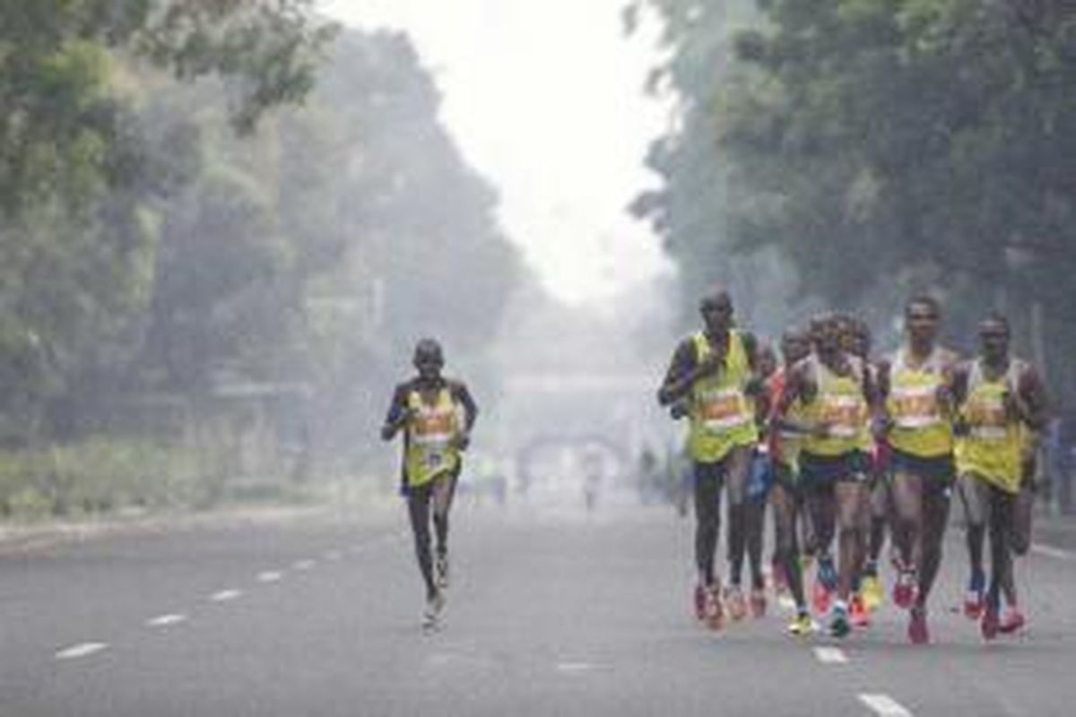 Peserta mengikuti Jakarta Marathon 2013 di Jalan Silang Timur, Monumen Nasional, Jakarta Pusat, Minggu (27/10/2013). Jakarta Marathon 2013 diikuti oleh sekitar 10000 peserta yang terdiri dari dalam maupun luar negeri dengan total hadiah sebesar Rp 2,5 miliar.