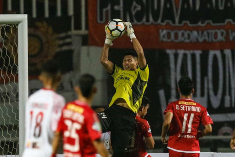 Kiper Persija Jakarta Daryono berebut bola dengan pemain Persipura Jayapura saat Liga 1 2018 di Stadion Pakansari, Bogor, Jumat (25/5/2018). Persija menang dengan skor 2-0.