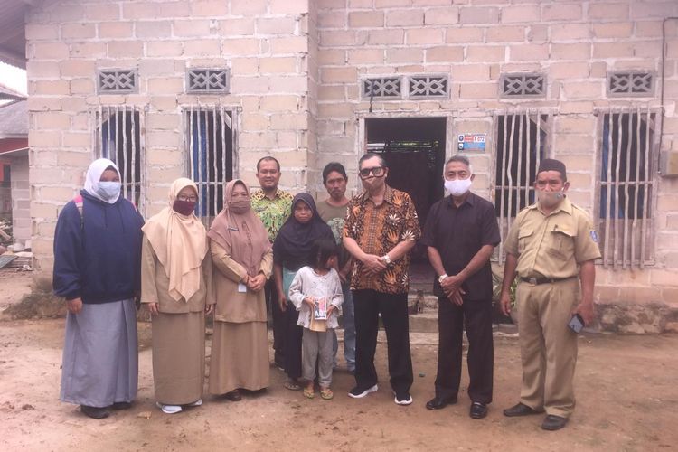 Ketua Dewan Pendidikan Bangka Belitung, Prof. Bustami bersama dengan kedua rekan berkunjung ke rumah Rafika di Jalan Jering, Desa Baturusa, Kecamatan Merawang, Bangka, Bangka Belitung (13/10/2020).