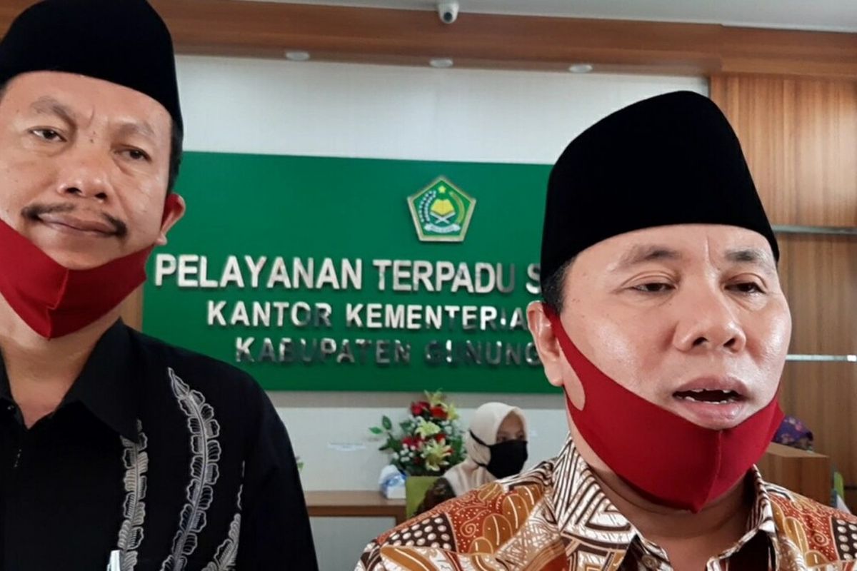 Kepala Kemenag Gunungkidul Arif Gunadi (masker merah) di kantor Kemenag Gunungkidul Jumat (22/5/2020)