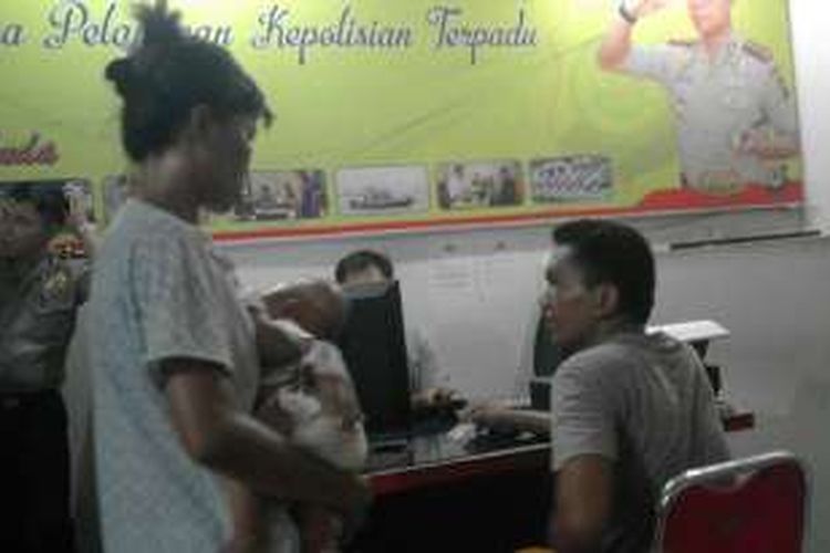 Korban pemukulan di angkutan kota saat melapor di Mapolresta Manado