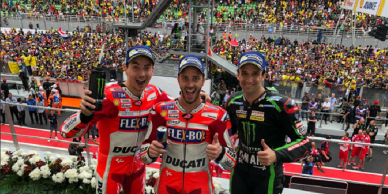 Jorge Lorenzo, Andrea Dovizioso, Johann Zarco, berfoto membelakangi penonton usai victory ceremony MotoGP Sepang, Malaysia 2017, Minggu(29/10/2017). 