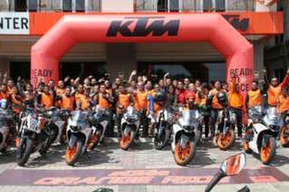KTM Indonesia melakukan Orange Ride, mengumpulkan ratusan pengendara KTM dari Serpong dan Bekasi.