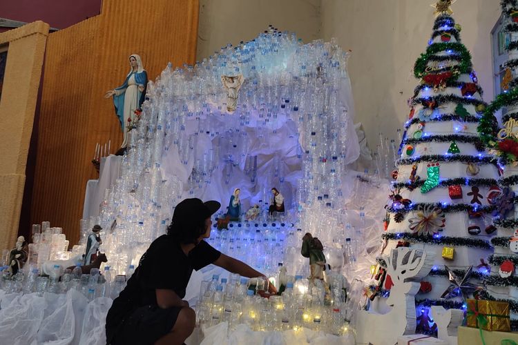 Gua Natal berbahan botol plastik bekas di Gereja Santo Yusup Wonokerso, Magelang, Selasa (24/12/2024).