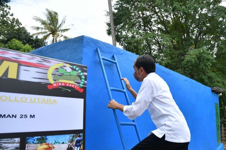 Presiden Joko Widodo saat meninjau program pompa hidram di Desa Oinlasi Kabupaten Timor Tengah Selatan, Nusa Tenggara Timur (NTT), pada Kamis (24/3/2022).