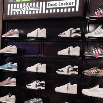 Koleksi sepatu sneakers di gerai ke-10 Foot Locker di Grand Indonesia, Jakarta pada peresmian 9 Desember 2022.
