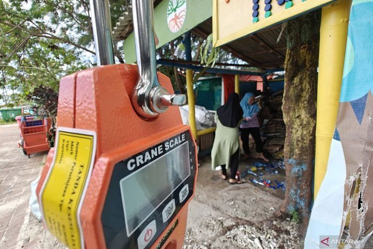 Para anggota Bank Sampah di Pulau Kelapa Kabupaten Administrasi Kepulauan Seribu, Provinsi Jakarta, Kamis (24/4/2025) saat memilah sampah plastik rumah tangga untuk kemudian dimanfaatkan sebagai nilai tambah pendapatan rumah tangga.