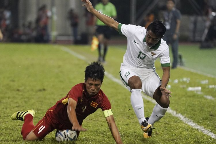 Pemain Timnas Indonesia U-22 Febri Hariyadi (kanan) berebut bola dengan pemain Timnas Vietnam U-22 Bui Tien Dung dalam babak penyisihan grup B SEA Games XXIX Kuala Lumpur di Stadion Majlis Perbandaran Selayang, Malaysia, Selasa (22/8/2017). Bermain dengan 10 orang setelah Hanif Sjahbandi diusir wasit pada menit ke-63, Indonesia menahan imbang Vietnam dengan skor 0-0.