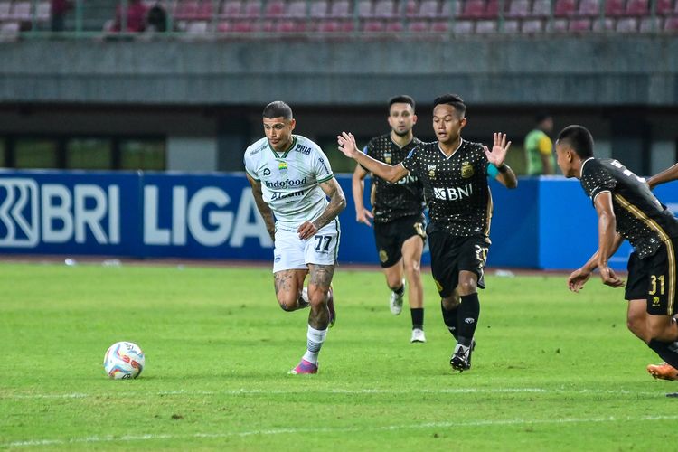 Ciro Alves penyerang Persib berusaha melewati barisan pertahanan lawannya Bhayangkara FC sebelum mencetak gol kemenangan dalam pertandingan pekan ke-13 Liga 1 2023-2024 antara Bhayangkara FC vs Persib di Stadion Patriot Candrabhaga. 