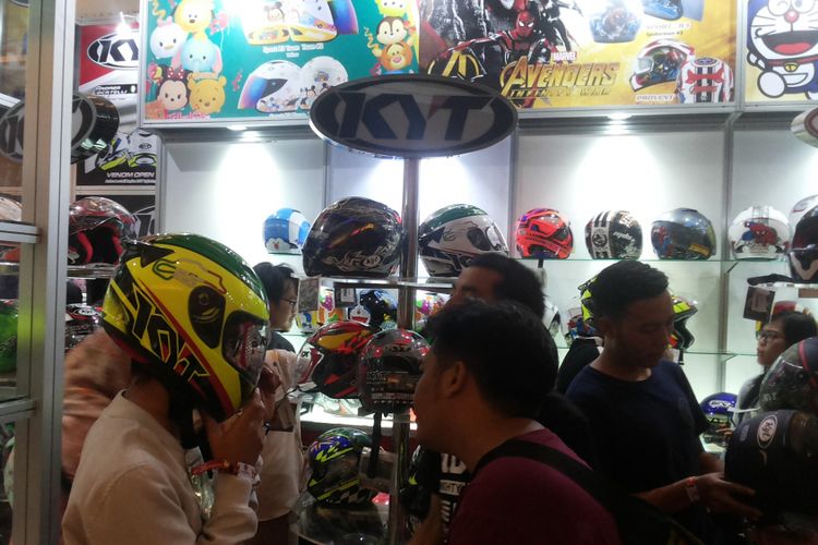 Para pengunjung menyerbu salah satu tempat penjualan helm yang menawarkan diskon di arena pameran Indonesia International Motor Show (IIMS) 2018 di JIExpo Kemayoran, Jakarta, Sabtu (28/4/2018).