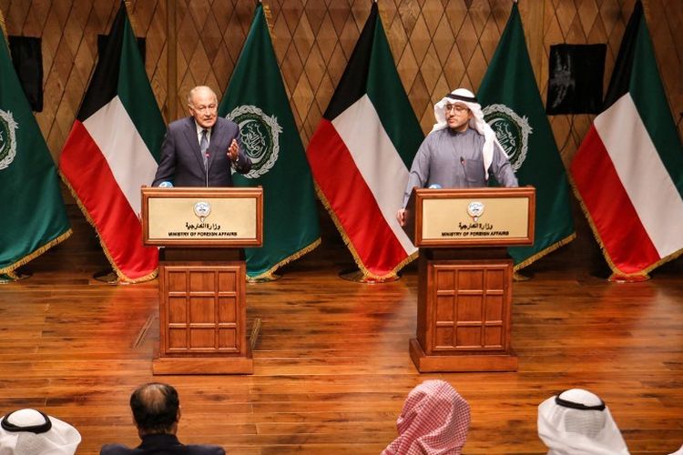 Sekretaris Jenderal Liga Arab Ahmed Aboul Gheit (kiri) saat memberikan pernyataan ditemani Menteri Luar Negeri Kuwait Syekh Ahmed Nasser Al-Mohammed Al-Sabah (kanan), dalam pertemuan para menteri luar negeri anggota Liga Arab di Kuwait City, 30 Januari 2022.