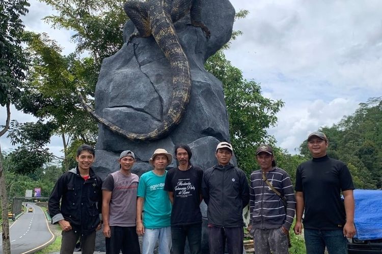 Tugu Biawak, sebuah karya seni monumental yang baru saja selesai dibangun di Desa Krasak, Kecamatan Selomerto, Kabupaten Wonosobo,Jawa Tengah telah menjadi perhatian publik. 