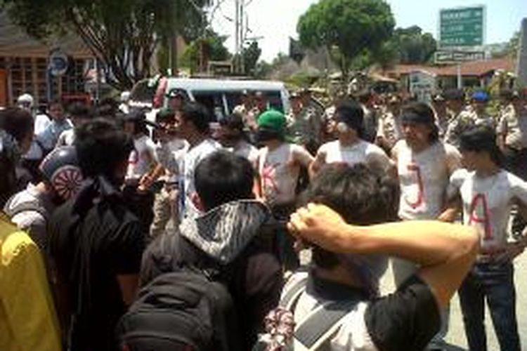 Para mahasiswa Universitas Simalungun (USI) Pematangsiantar saat melakukan aksi di depan kantor Kejari Pematangsiantar, Sumatera Utara, Rabu (26/2/2014).