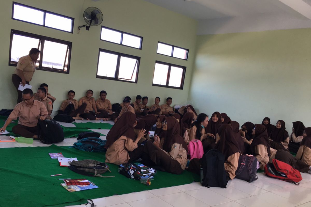 Lebih dari 100 siswa yang belajar di SMAN 18 Kota Bekasi tanpa menggunakan kursi dan meja. Alhasil siswa pun harus belajar lesehan di lantai hanya beralaskan karpet, Rabu (26/7/2017). 