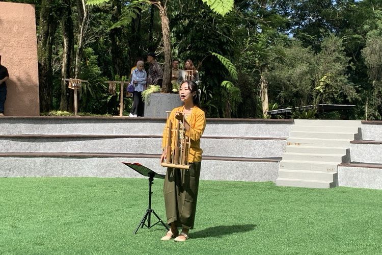 Pertunjukan angklung dan main angklung bersama di Enchanting Valley by Taman Safari Indonesia.