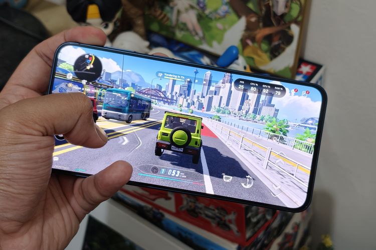 Samsung Galaxy A57 memainkan game Neverness to Everness (NTE).