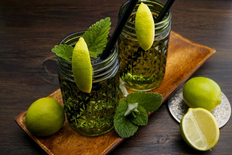 Teh mint mampu membantu mencegah kelelahan dan kehilangan ingatan, serta sejumlah manfaat kesehatan lainnya. Itulah mengapa, teh mint juga bisa menjadi pilihan minuman penghilang ngantuk yang baik.