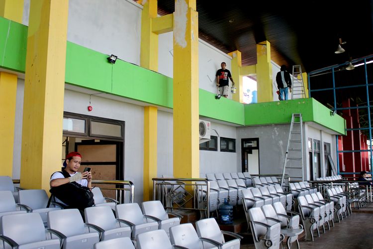 Jelang laga leg kedua final Championship Series Liga 1 2023-2024 sejumlah tukang sedang melakukan renovasi di Stadion Gelora Bangkalan, Kamis (30/5/2024) malam.