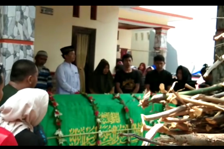 Suasana pelepasan jenazah Galih Lea Septian (36) warga Desa Tegalmlati, Kabupaten Pemalang, salah satu korban kecelakaan maut di jalan tol Semarang-Batang