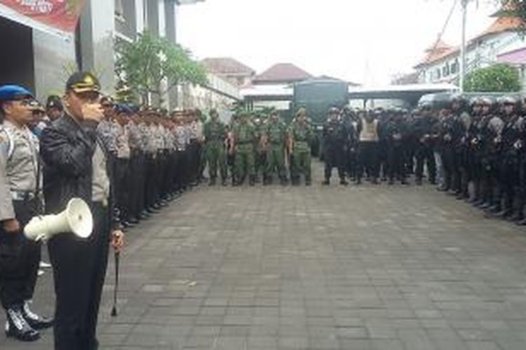 Kapolres Badung AKBP Tony Binsar Marpaung saat memberikan pengarahan kepada pasukan gabungan di depan Lapas Kerobokan. 