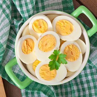 Makanan sumber protein yang dibutuhkan tubuh untuk melawan infeksi salah satunya adalah telur.