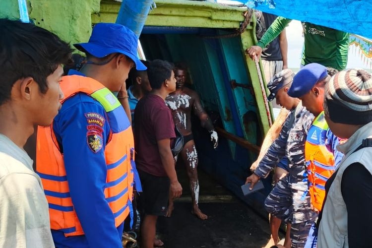 Evakuasi ABK KM Anugerah Indah di Perairan Muncar Banyuwangi. 