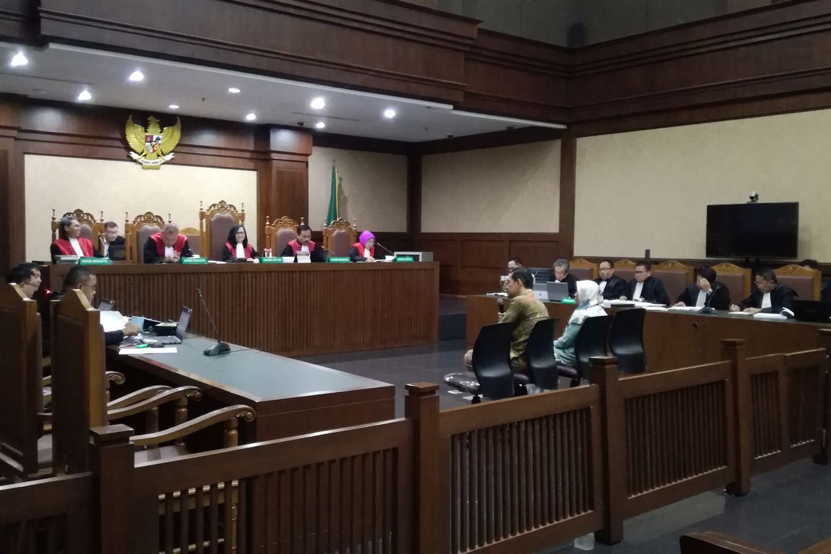 Sidang pemeriksaan saksi untuk adik mantan Gubernur Banten Ratu Atut Chosiyah, Tubagus Chaeri Wardana.