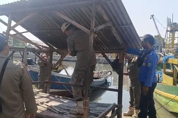 Satpol PP Kota Pasuruan bersama tim gabungan dari TNI-Polri membongkar bangunan liar di sepanjang jalur pedistrian Pelabuhan Pasuruan, Rabu (27/08/2025).