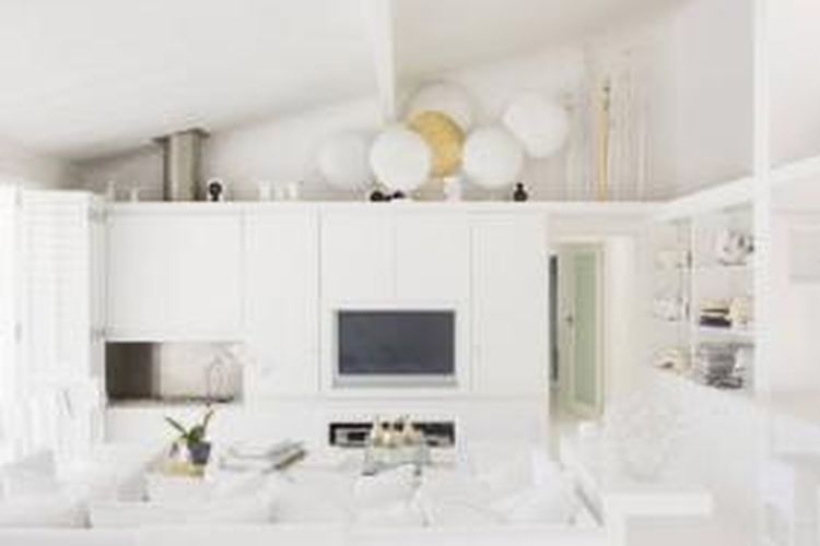 Saat Anda mengesampingkan warna-warna lain dan terobsesi dengan putih di ruangan keluarga rumah Anda, apakah Anda yakin bisa menjaga furnitur tetap putih?