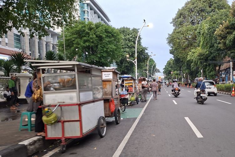 Trotoar RSCM dan RS St Carolus Jakpus Kembali Dipenuhi PKL, Pedagang: Soalnya di Sini Ramai