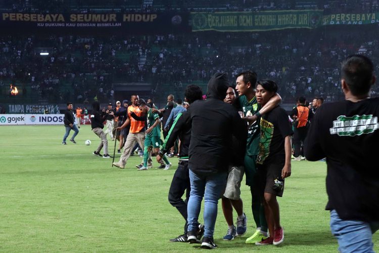 Karena kecewa dengan Persebaya Surabaya, suporter turun menghampiri Pemain seusai pertandingan melawan PSS Sleman dalam lanjutan Liga 1 2019 yang berakhir dengan skor 2-3 di Stadion Gelora Bung Tomo Surabaya, Jawa Timur, Selasa (29/10/2019) sore.