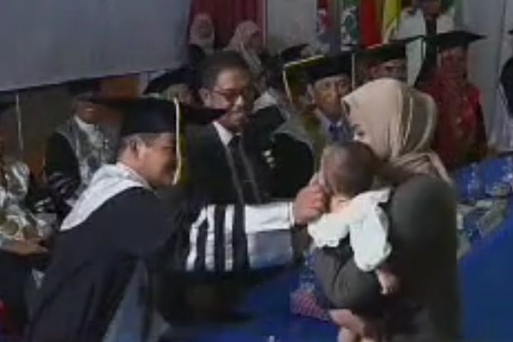 Bayi Andi Nurul Azizah Aziz naik ke atas digendong oleh keluarganya dan disalami oleh rektor dan para dekan fakultas, sejumlah hadirin saat itu ikut bersedih dan menangis, Sabtu (18/3/2023)
