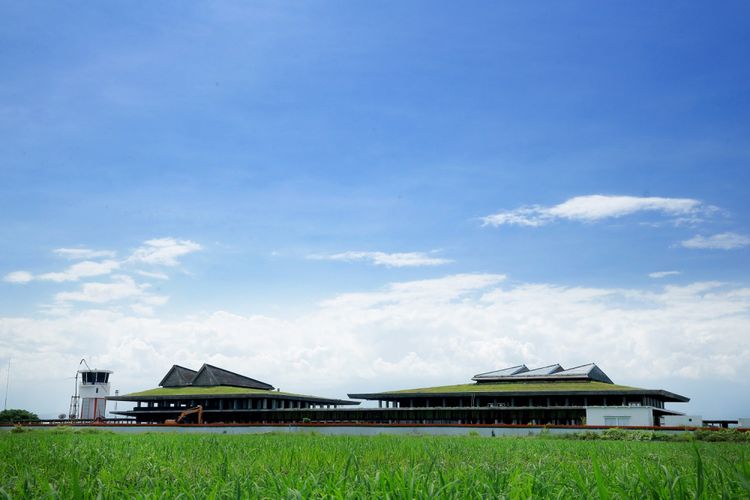  Bandara Blimbingsari Banyuwangi kian sibuk dengan hadirinya Garuda Indonesia jenis Bombardier berkapasitas 96 tempat duduk yang melayani penerbangan langsung Jakarta-Banyuwangi PP. Rencananya, penerbangan langsung Garuda akan dimulai 21 Agustus 2017.