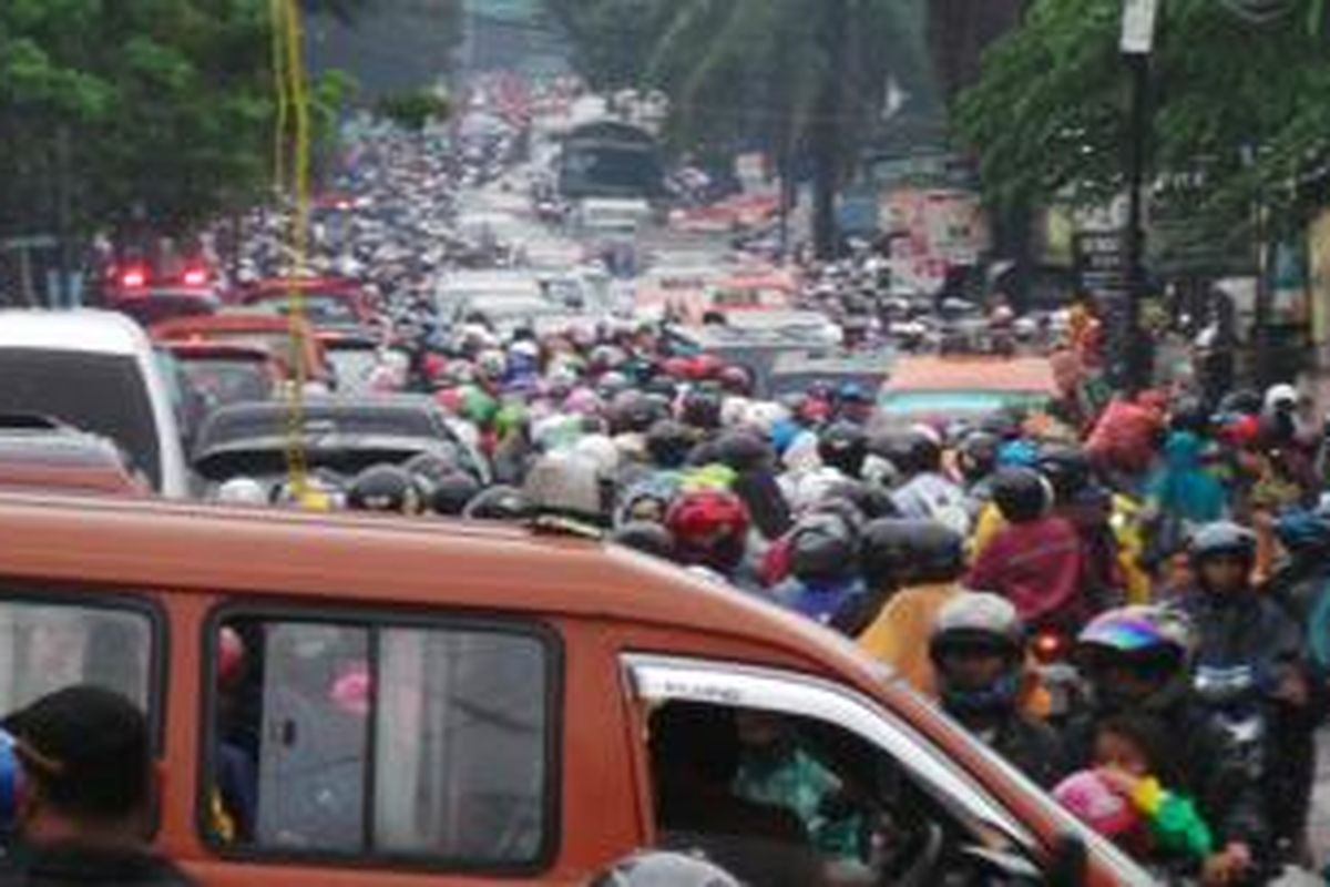 Kemacetan di Jalan Raya Pondok Gede, perbatasan antara Bekasi dan Jakarta Timur, Selasa (25/2/2014) pagi.