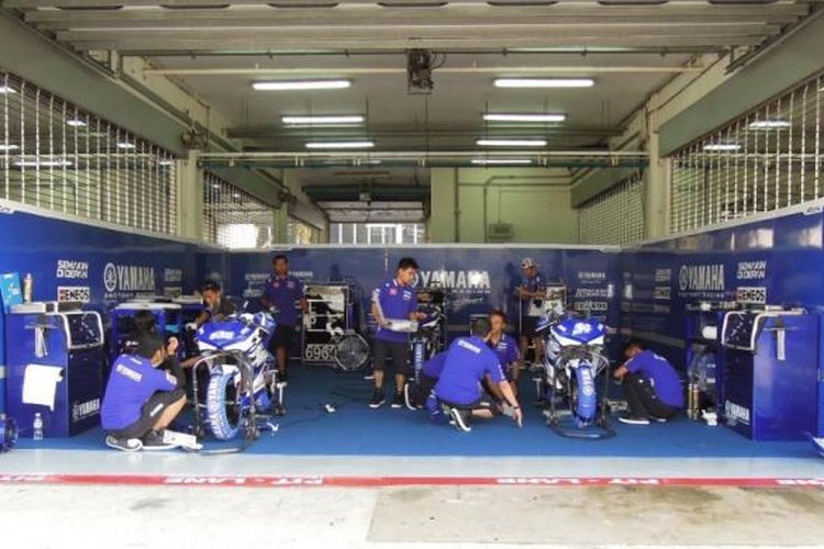 Teknisi tim Yamaha Factory Racing Indonesia bekerja di paddock Sirkuit Sepang, Malaysia, sebagai persiapan mengikuit Asia Road Racing 2015, 17-19 April.