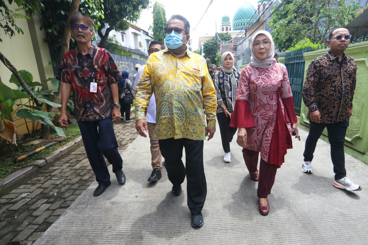 Wakil Gubernur DKI Jakarta, Rano Karno meninjau kegiatan penanggulangan TBC berbasis komunitas di Kampung Siaga TBC RW 05 Kelurahan Balekambang dan meresmikan Klinik Matahari, layanan Tuberkulosis (TB) Resisten Obat (RO) di RSUD Pasar Rebo, Kamis (23/10/2025). Kunjungan ini merupakan bagian dari upaya percepatan penanggulangan TBC di Provinsi DKI Jakarta.  