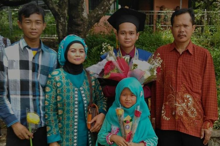Mahasiswa Institut Pertanian Bogor (IPB), Eka Setiawan dari Prodi Biologi Tumbuhan mendapatkan beasiswa melanjutkan studi S2 sekaligus S3 setelah lulus sarjana di IPB lewat perogram Sarjana Unggul (PMDSU).