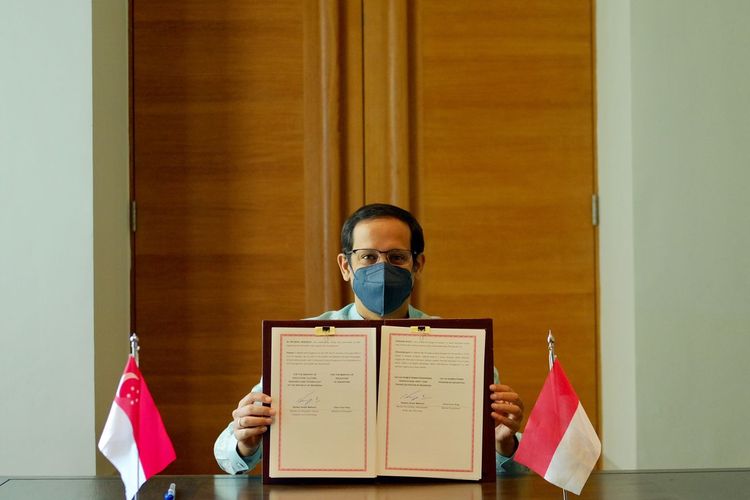 Menteri Pendidikan, Kebudayaan, Riset, dan Teknologi (Mendikbud Ristek) Nadiem Makarim menandatangani naskah Pengaturan Kemitraan Sumber Daya di Jakarta, Senin (24/1/2022).
